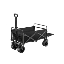 Strandvogn med store hjul for enkel transport av strandutstyr.